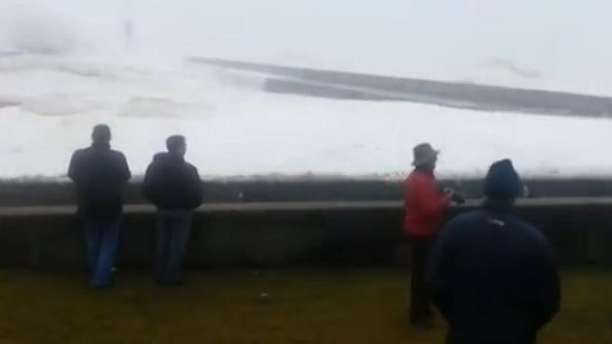 sperietura asta nu o vor uita prea curand un val urias a maturat totul in cale pe o faleza din