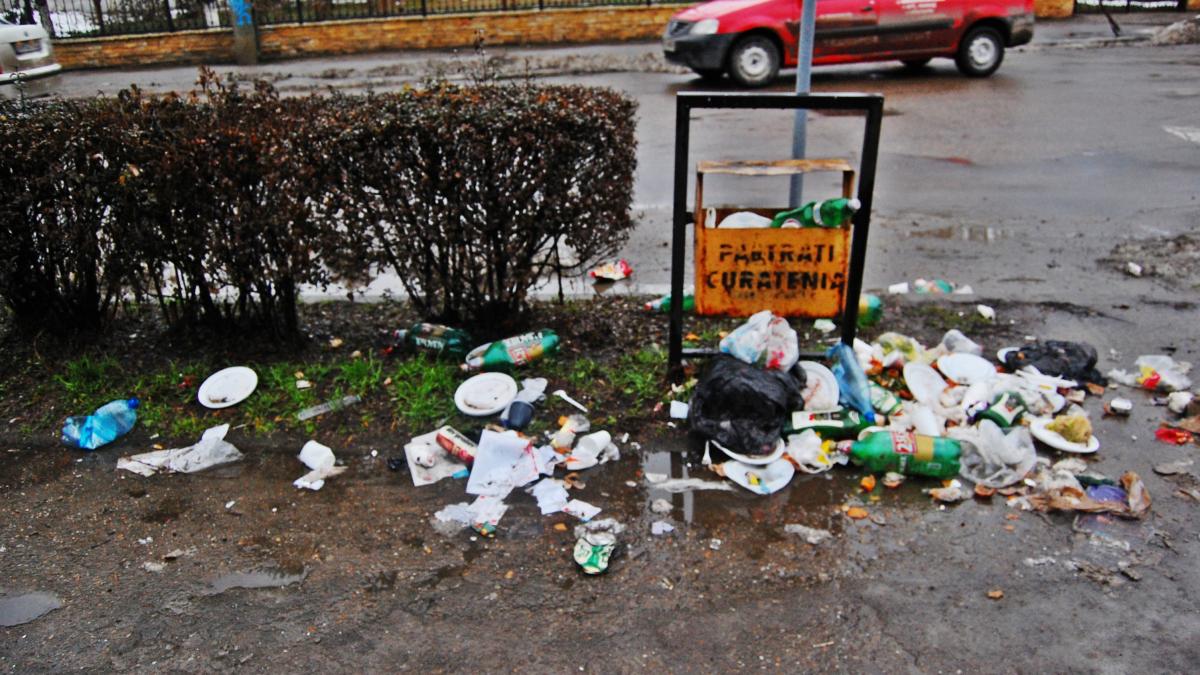 banii romanilor s au dus la gunoi in bucuresti s a aruncat cu o tona mai multa mancare fata de 2012