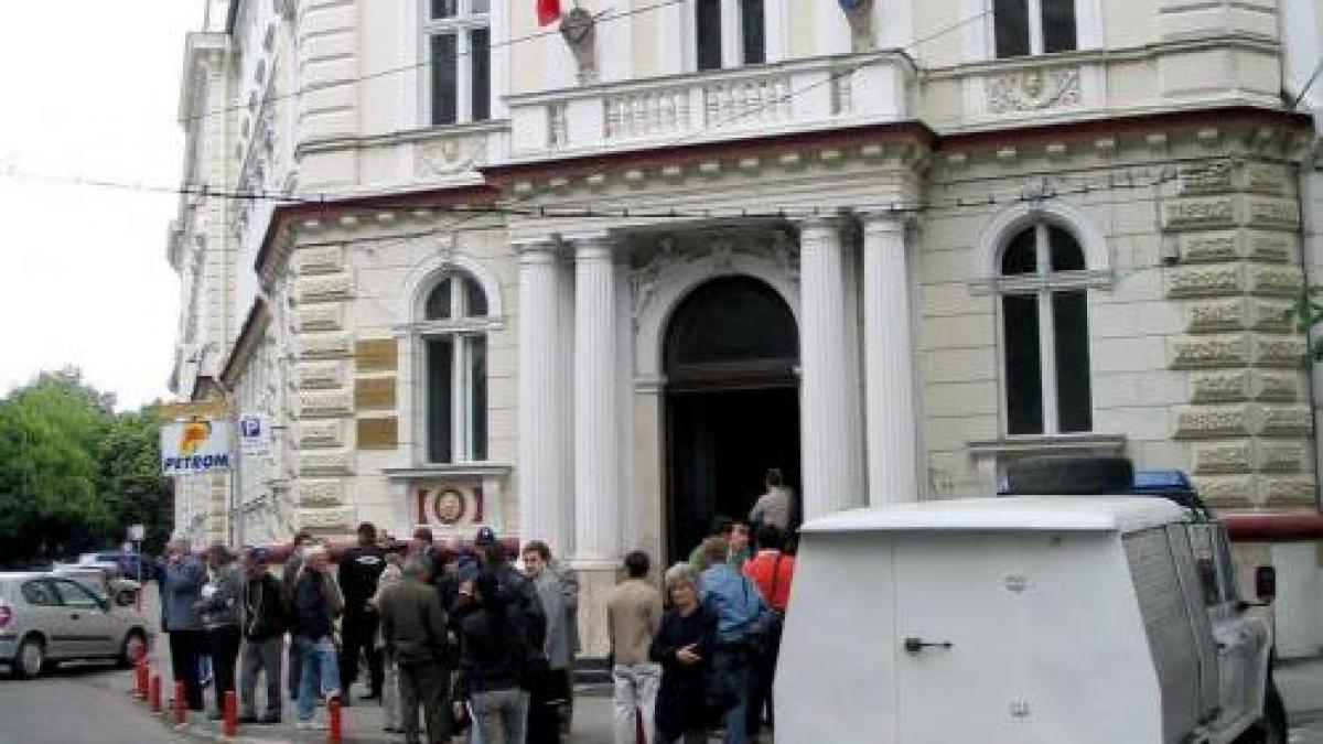 palatul de justitie din arad evacuat in urma unei amenintari cu bomba