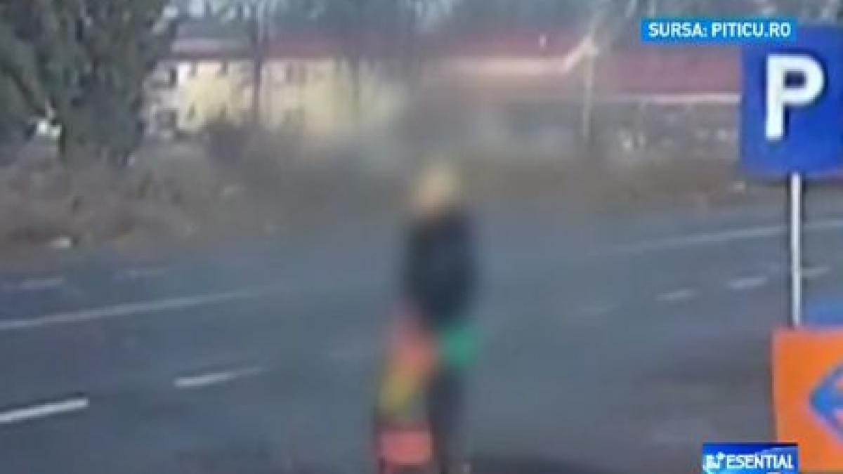 se uita pe geam dialog socant cu femeia aflata la produs de mana cu fetita ei de 4 ani