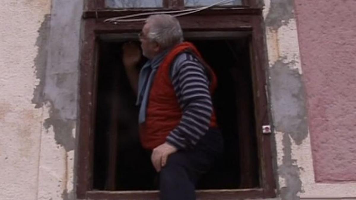 casa din care oamenii ies pe geam nu pe usa se intampla la timisoara