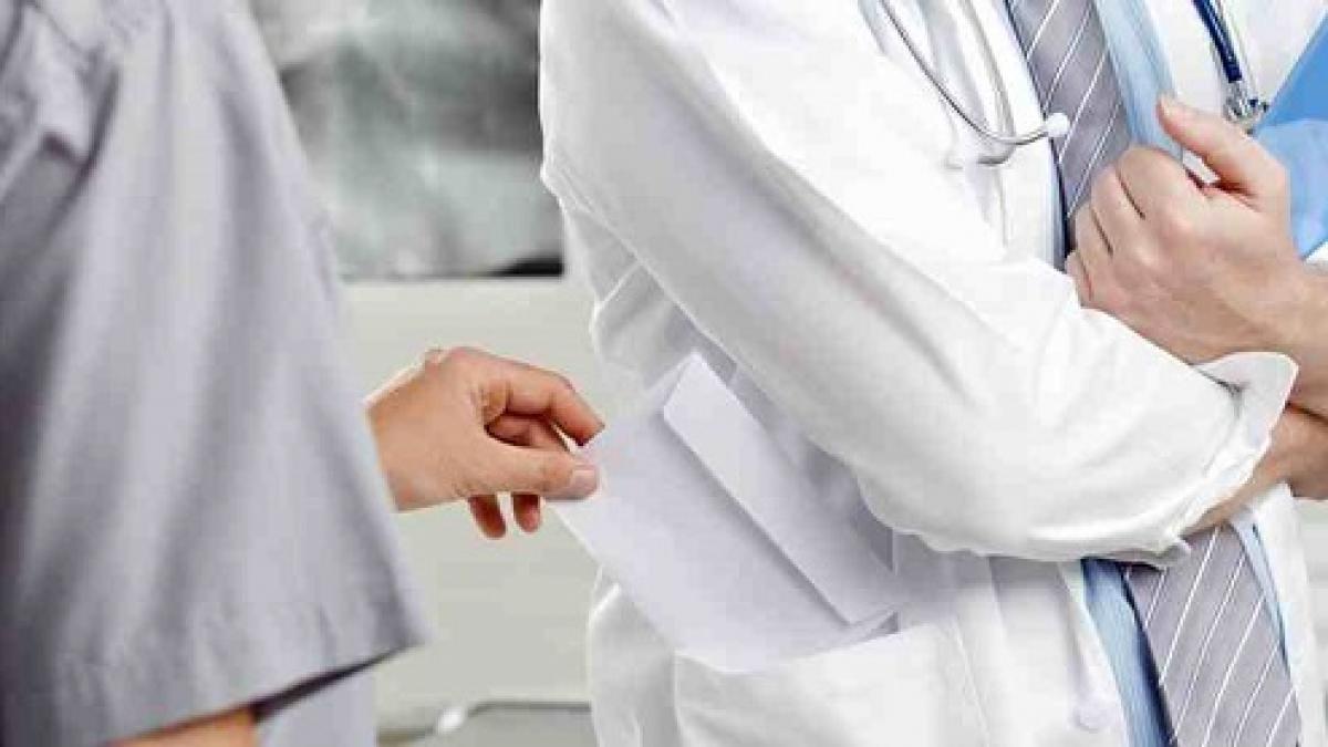 trei medici de la spitalul din targu carbunesti au fost arestati