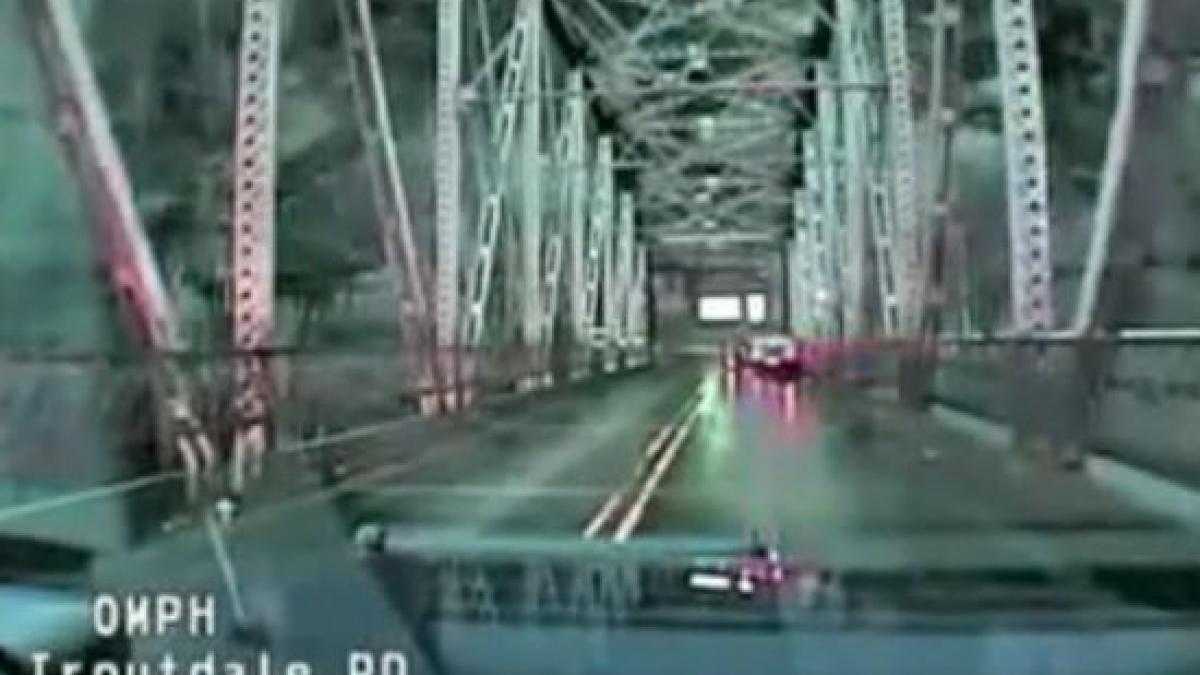 am vazut de nenumarate ori inregistrarea suntem socati ce a facut o tanara pe un pod in fata