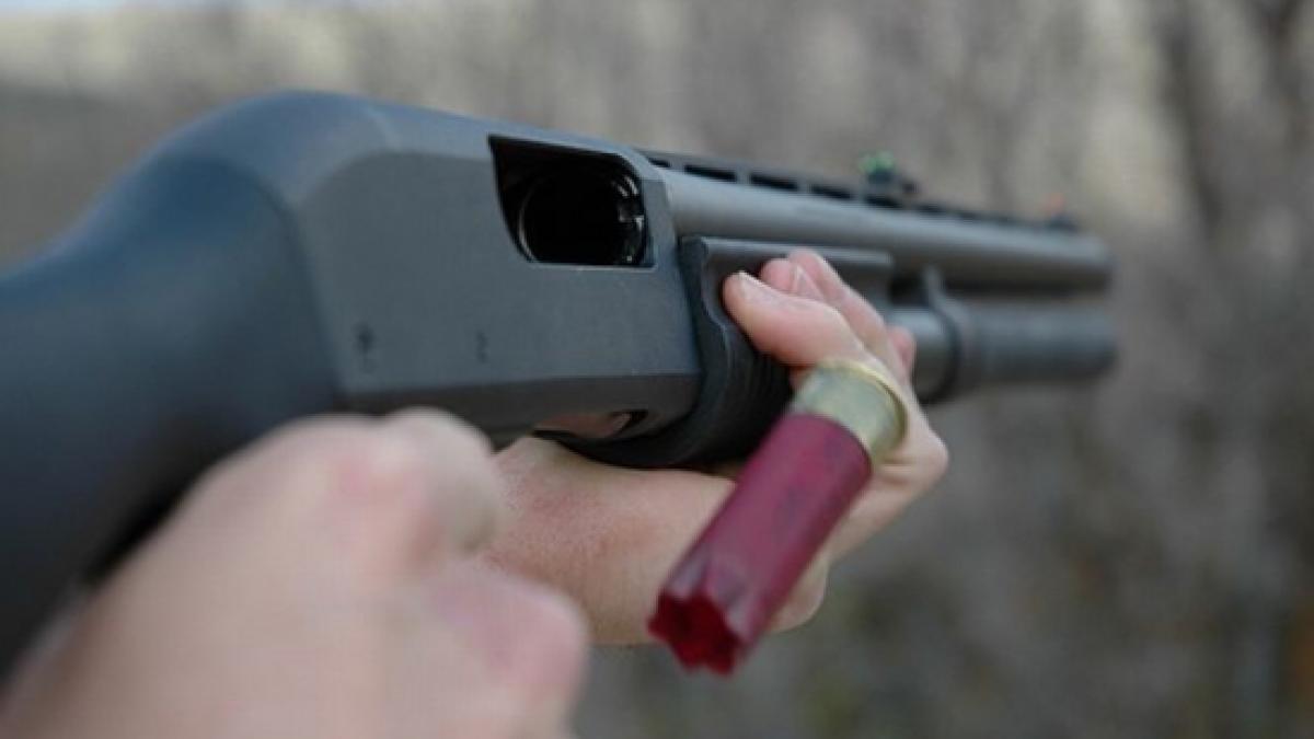 arad doua persoane au fost ranite cu o arma de vanatoare in urma unui conflict cu vecinul lor
