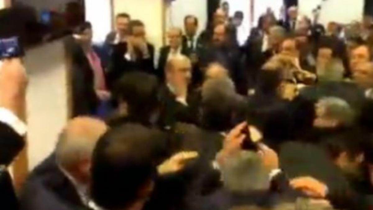 bataie in parlament in turcia politicienii si au impartit pumni si picioare