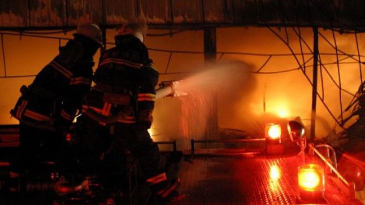 un bloc din sangeorz bai a fost cuprins de flacari o femeie a murit dupa ce a cazut de la etaj