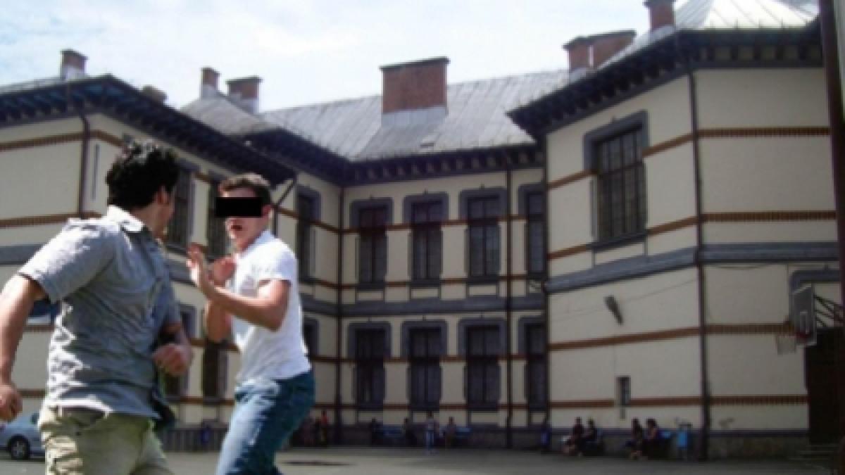 Bucureşti. Un elev a fost lovit în cap de colegul lui, iar maşina SMURD care a intervenit a fost accidentată de un angajat în stare de ebrietate