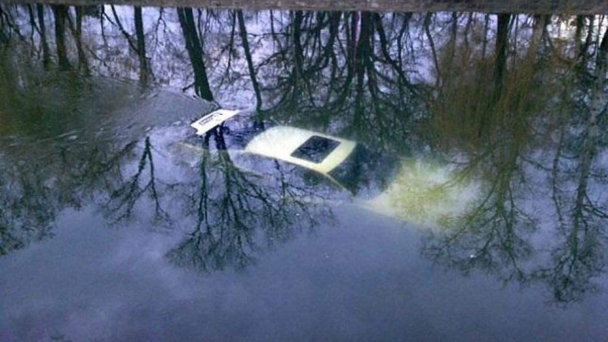 Accident spectaculos în Timişoara. O şoferiţă a fost la un pas de moarte după ce a plonjat cu maşina în Bega