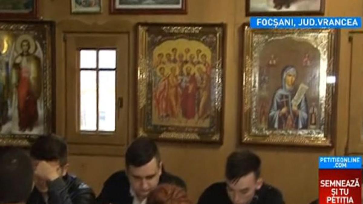 after school la biserica zeci de elevi se pregatesc de bacalaureat printre icoane