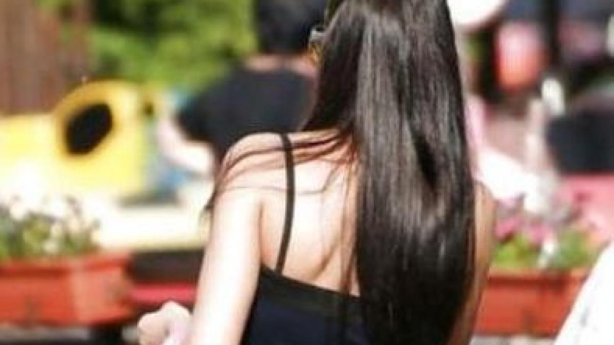 cum s a imbracat aceasta tanara cand a iesit afara din casa cu siguranta era intuneric in casa