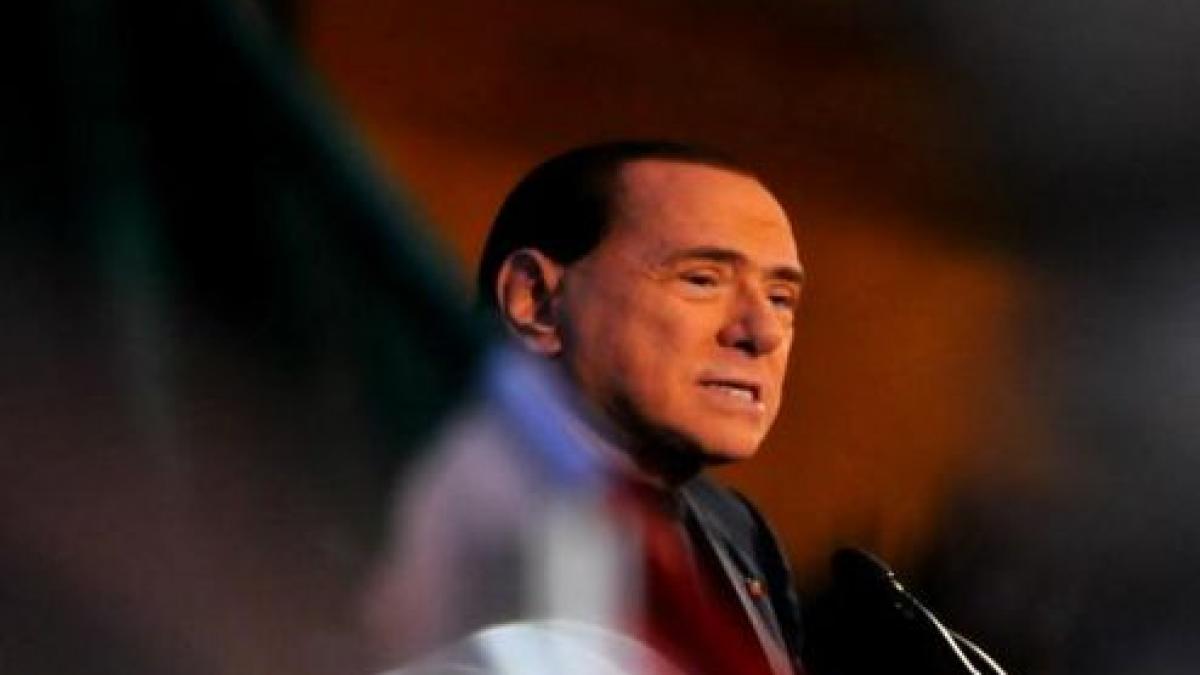 berlusconi huiduit si atacat cu oua de zeci de manifestanti la roma