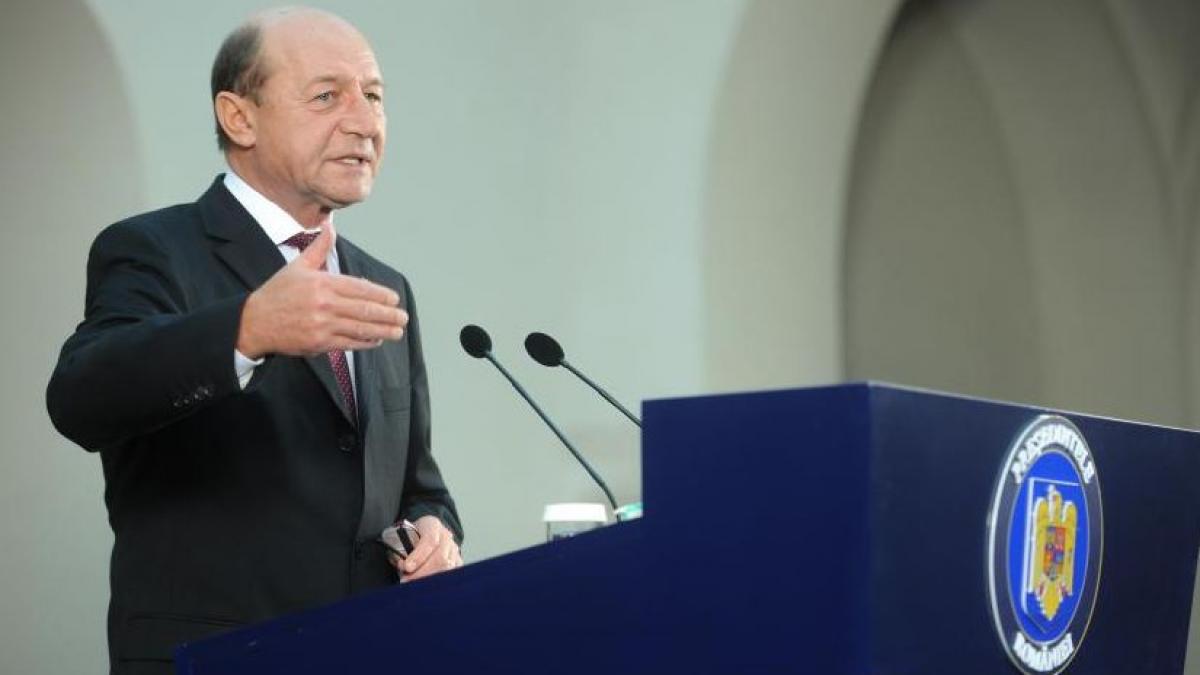 peste 100 000 de oameni au semnat petitia pentru demisia presedintelui traian basescu