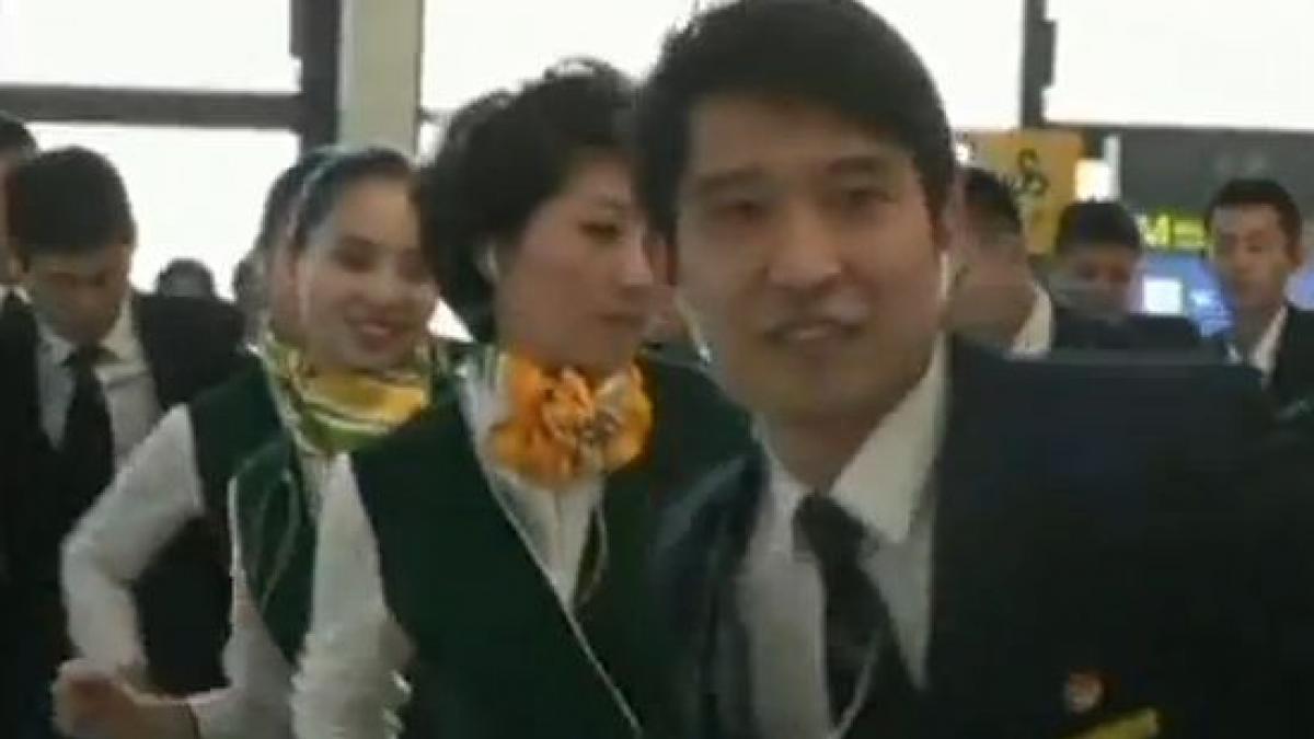 calatorii sositi in cateva aeroporturi din china au fost intampinati cu dansuri de insotitoarele de