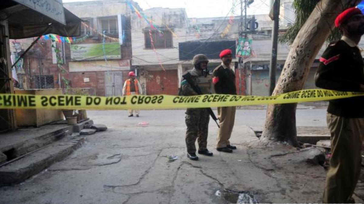 cel putin noua persoane au murit intr un atac sinucigas impotriva cartierului general al armatei