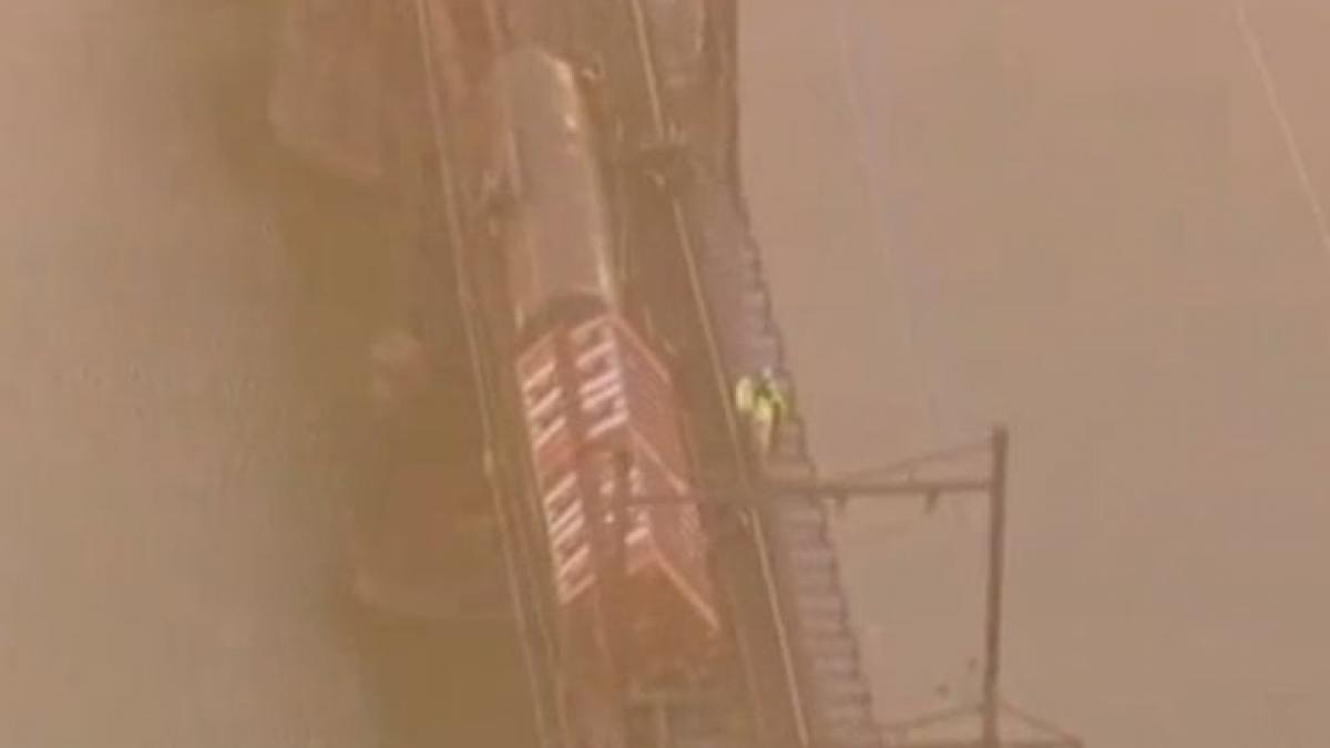 imagini spectaculoase in apropiere de philadelphia un tren de marfa a deraiat pe un pod care