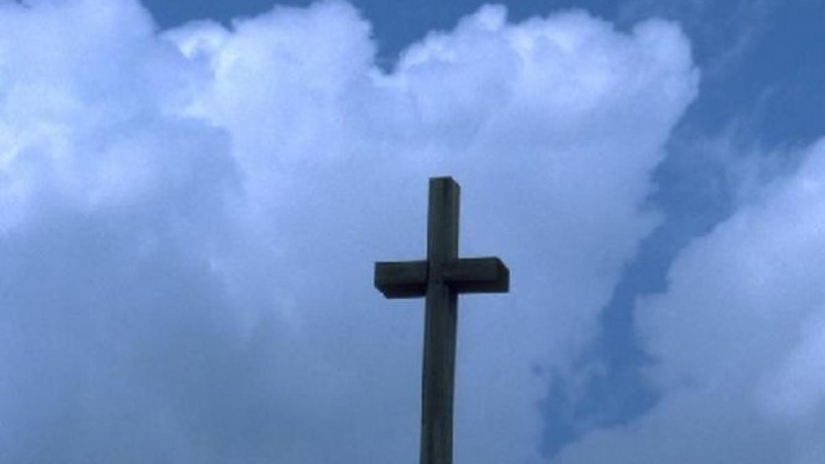 alba cruce de trei metri amplasata la locul accidentului aviatic de catre satenii din horea