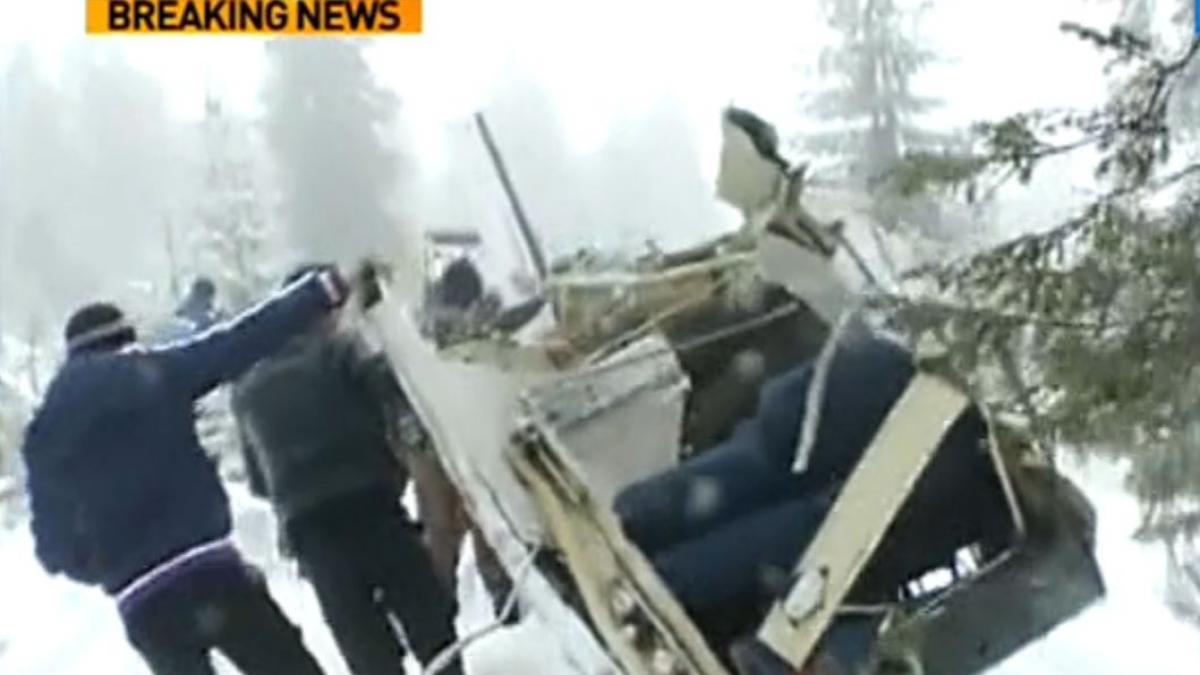 la ordinea zilei imagini cu epava avionului prabusit in apuseni coborata bucata cu bucata din munti