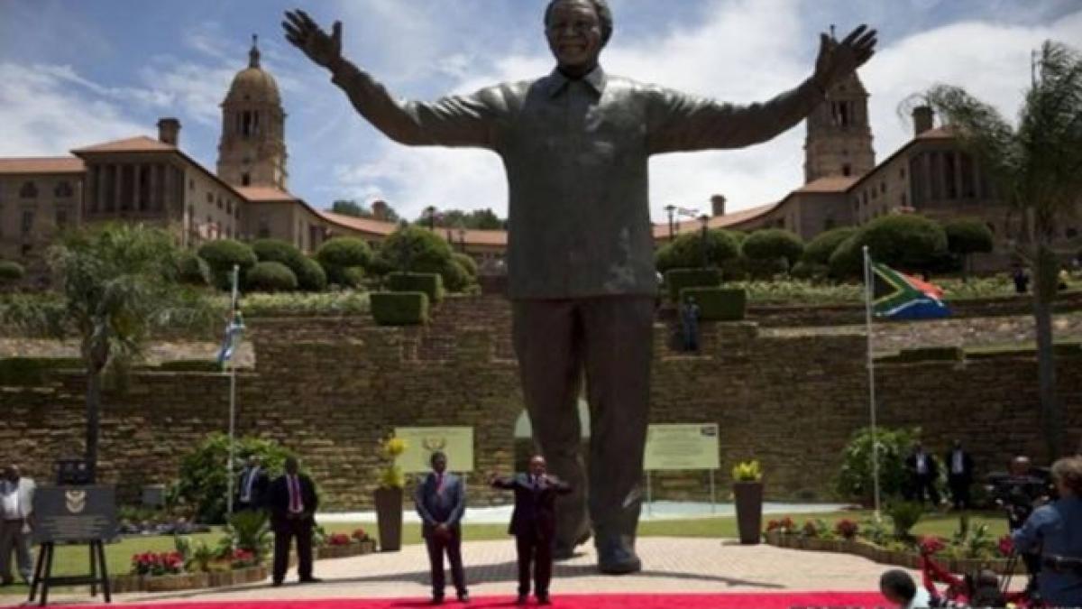 ce cauta un iepuras sculptat in urechea statuii lui nelson mandela