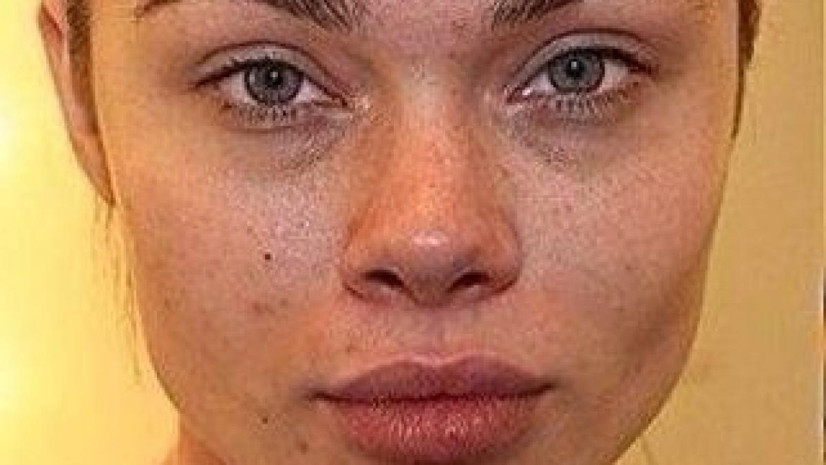 i se spunea ratusca cea urata parintii ei au trecut pe langa ea si nu au mai recunoscut o arata ca