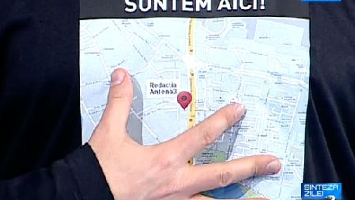 suntem aici mihai gadea si adrian ursu imbracati in tricouri special create pentru seful sts ei