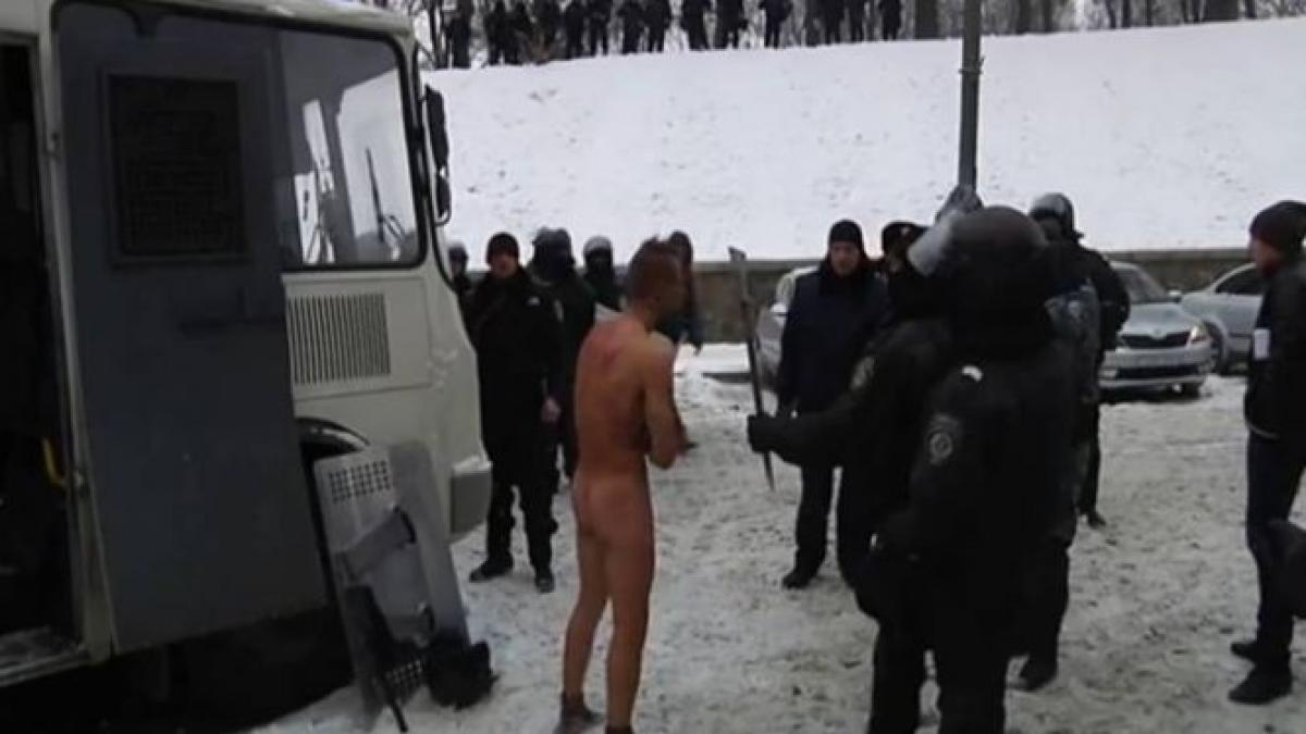 abuz fara margini al politiei din kiev un protestatar a fost dezbracat si umilit in ultimul hal