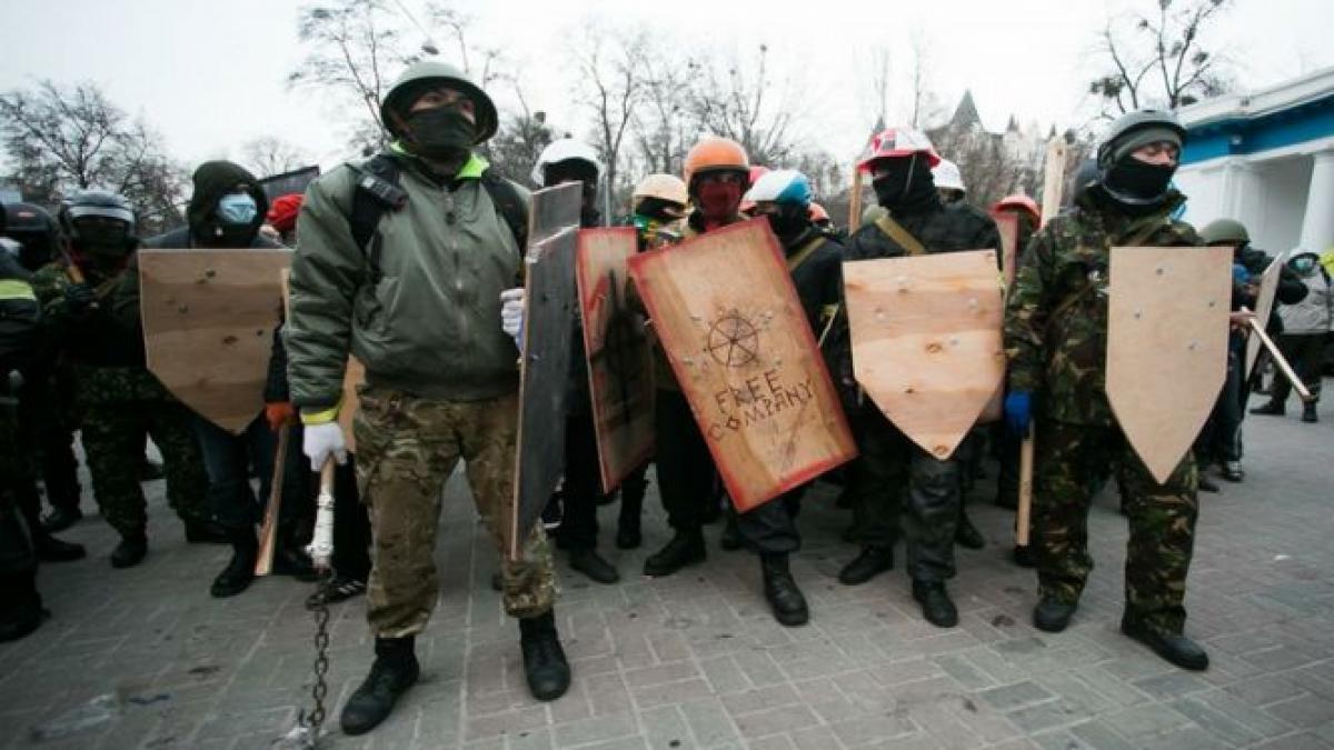 arsenalul protestatarilor din kiev de la piatra cubica la armele cu aer comprimat