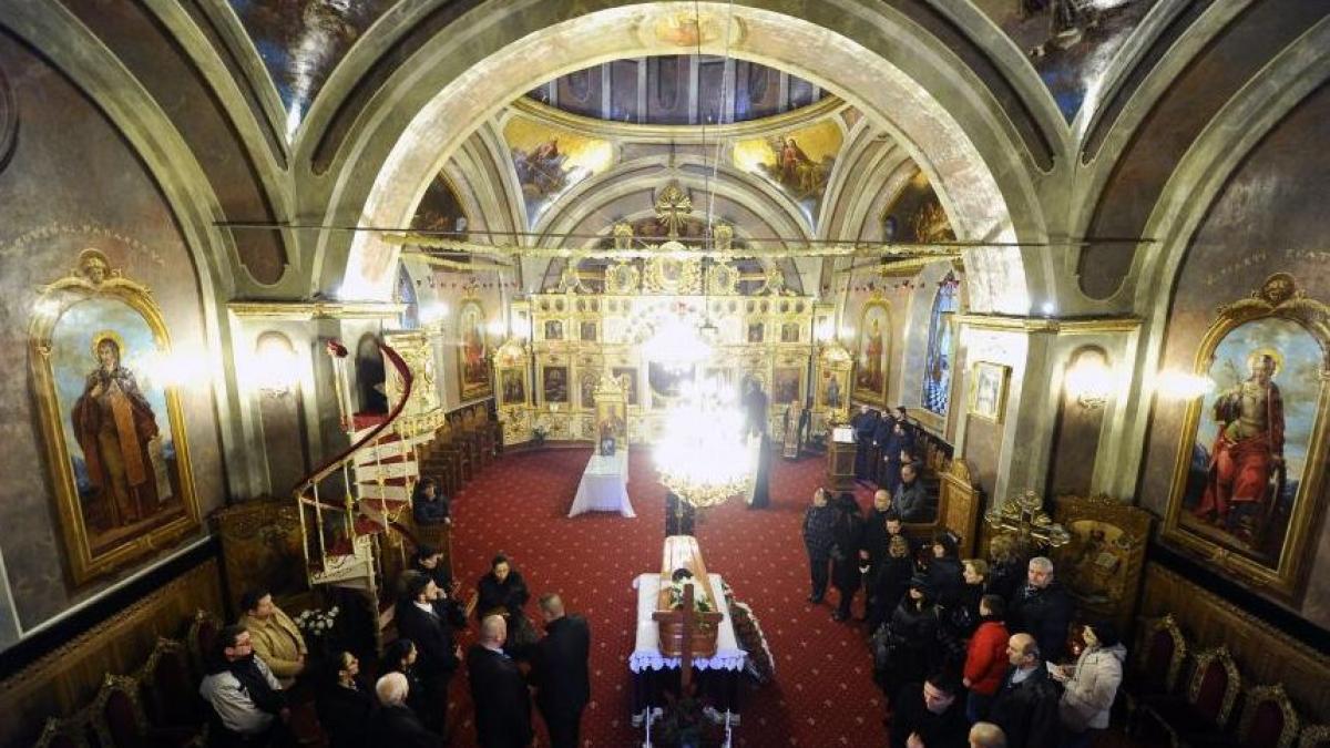 peste 1 000 de oameni au participat la funeraliile pilotului erou adrian iovan