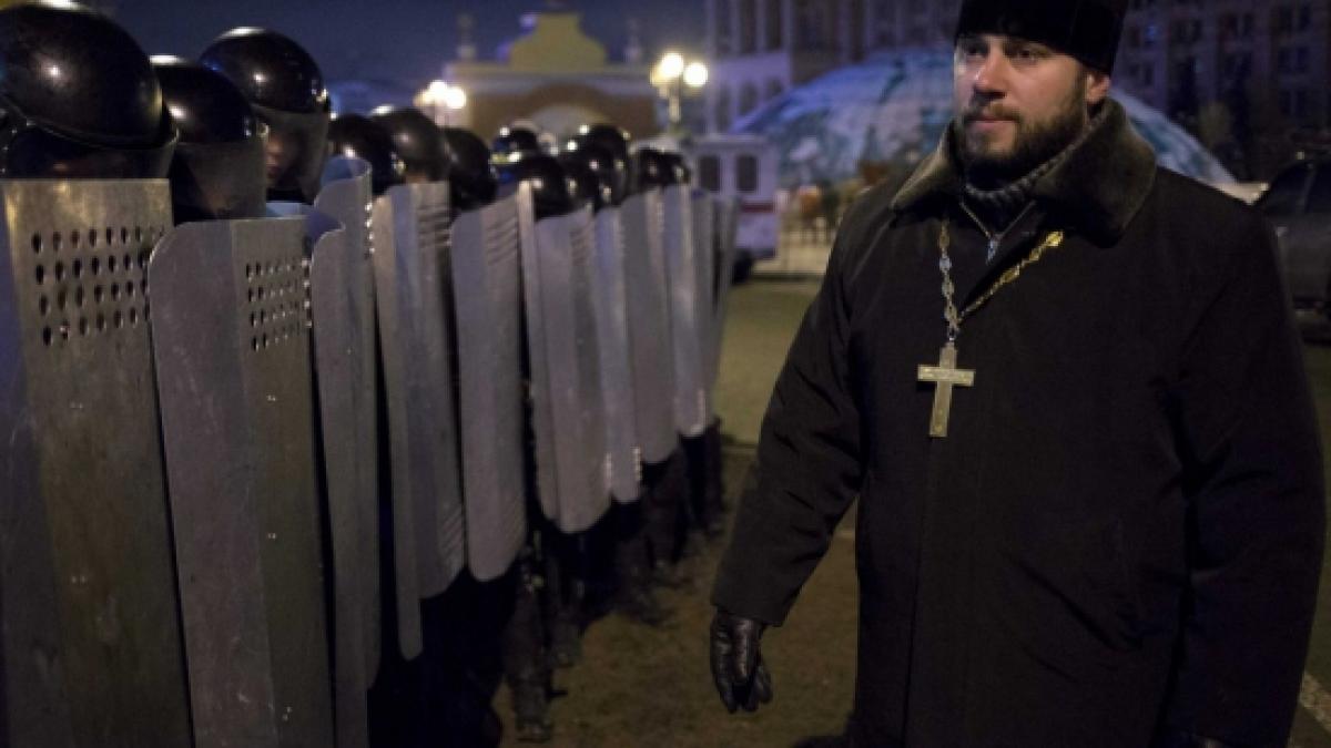 politia a dispersat mii de manifestanti in sudul ucrainei