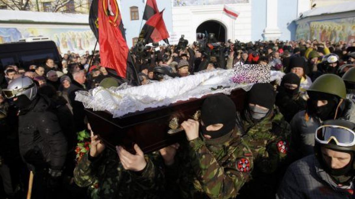 proteste indoliate la kiev sicriul cu trupul neinsufletit al protestatarului ucis purtat pe brate