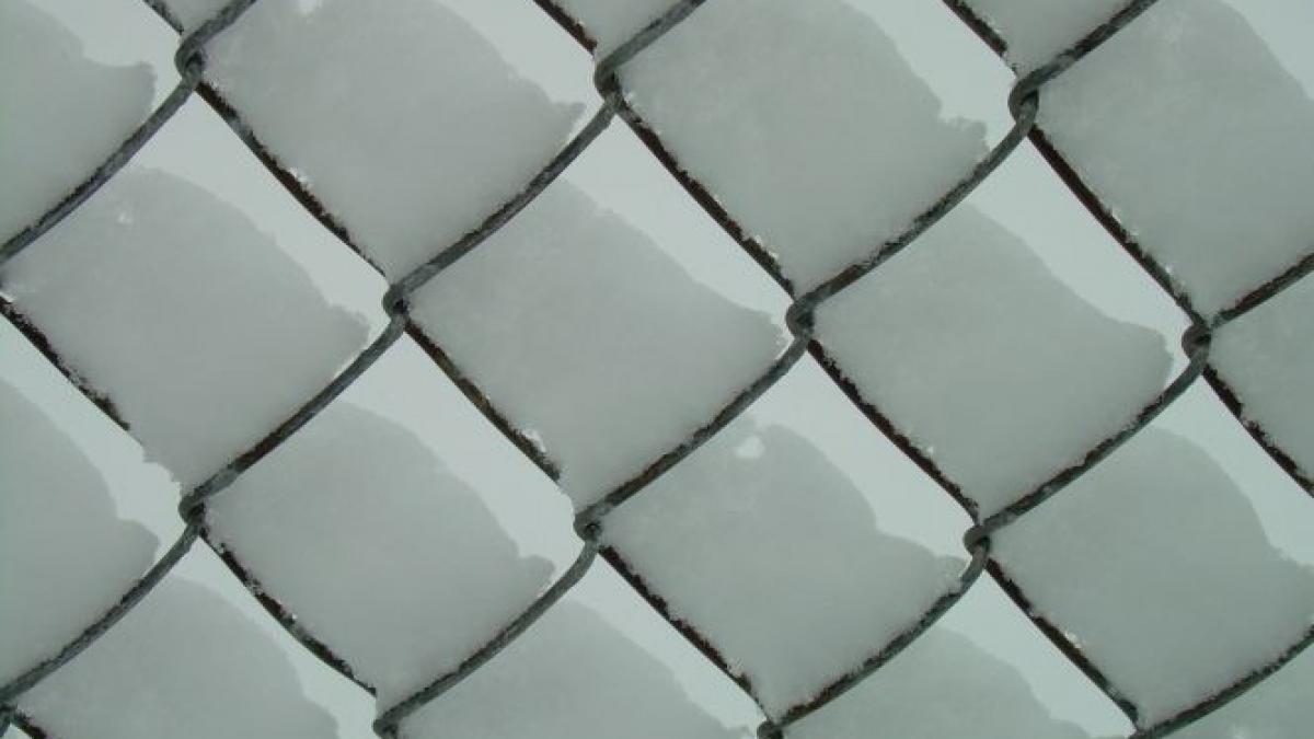 romania ingropata in zapada statul de omat atinge cinci metri inaltime in vrancea