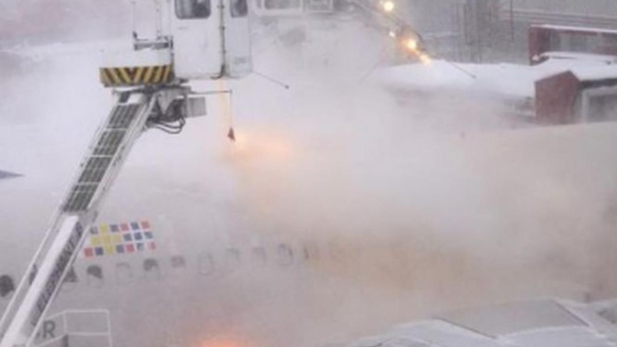 romania sub zapada aeroporturi inchise din cauza viscolului