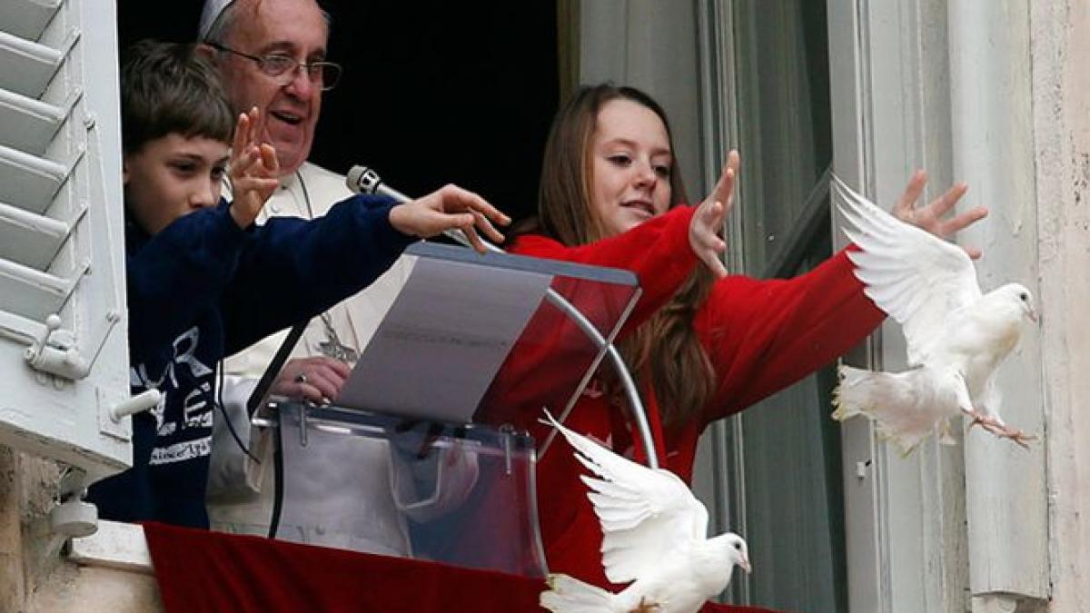 semn rau la vatican porumbeii pacii eliberati de papa au fost atacati brutal de alte inaripate