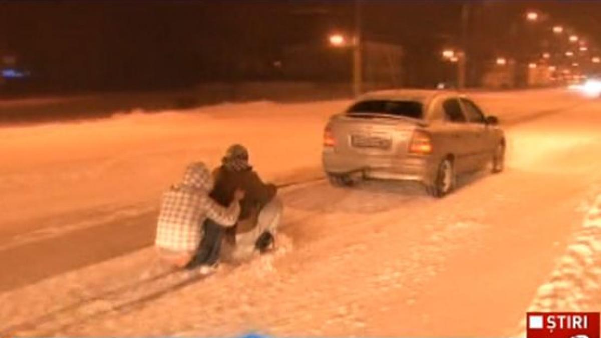 distractie periculoasa zeci de tineri din constanta si au legat saniile de masini si au pornit intr
