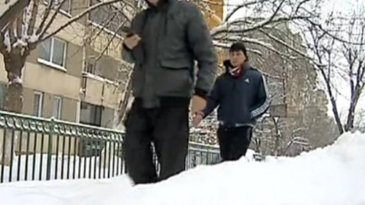 iarna o fi grea pe ulita dar pe trotuar e jale in bucuresti pietonii s au luat la intrecere cu
