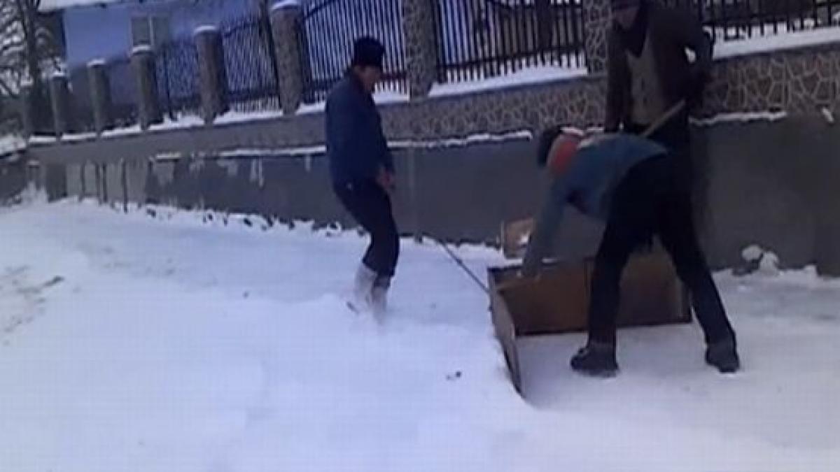 deszapezire ca in evul mediu intr o localitate din botosani oamenii curata zapada cu un plug