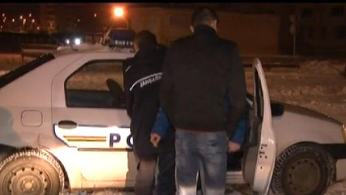 echipaj de politie luat la bataie cu bulgari de zapada de mai multi tineri care faceau drifturi