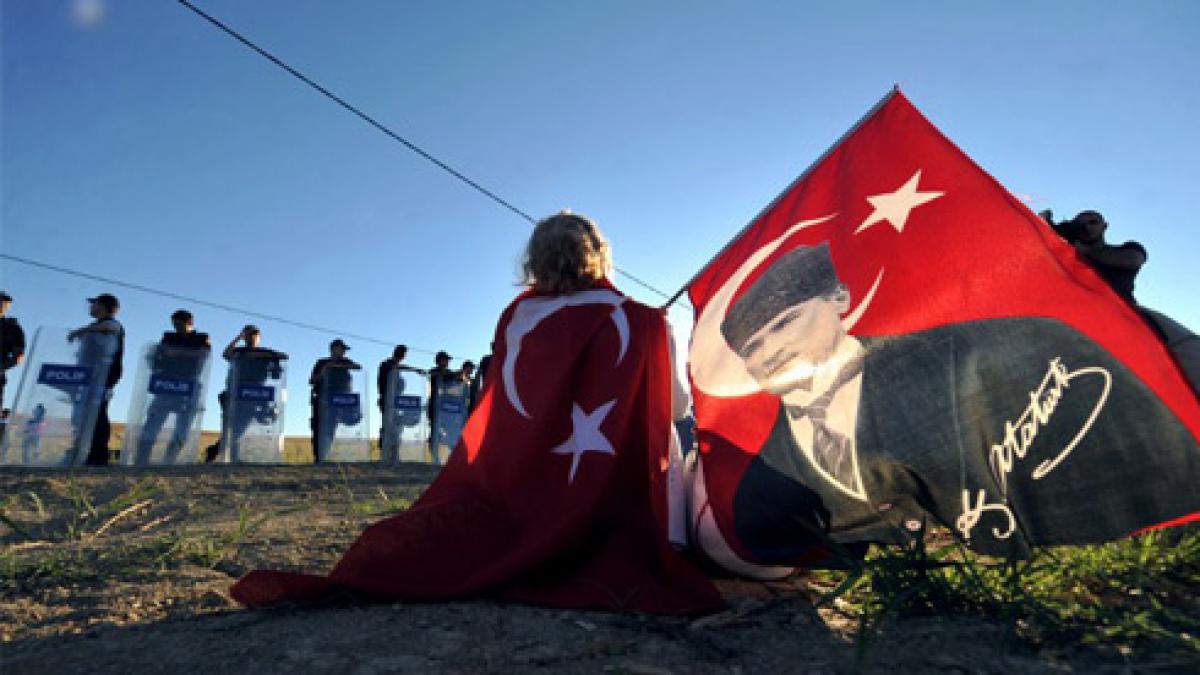 premierul turc desfiinteaza tribunalele speciale care au condamnat pentru complot sute de ofiteri