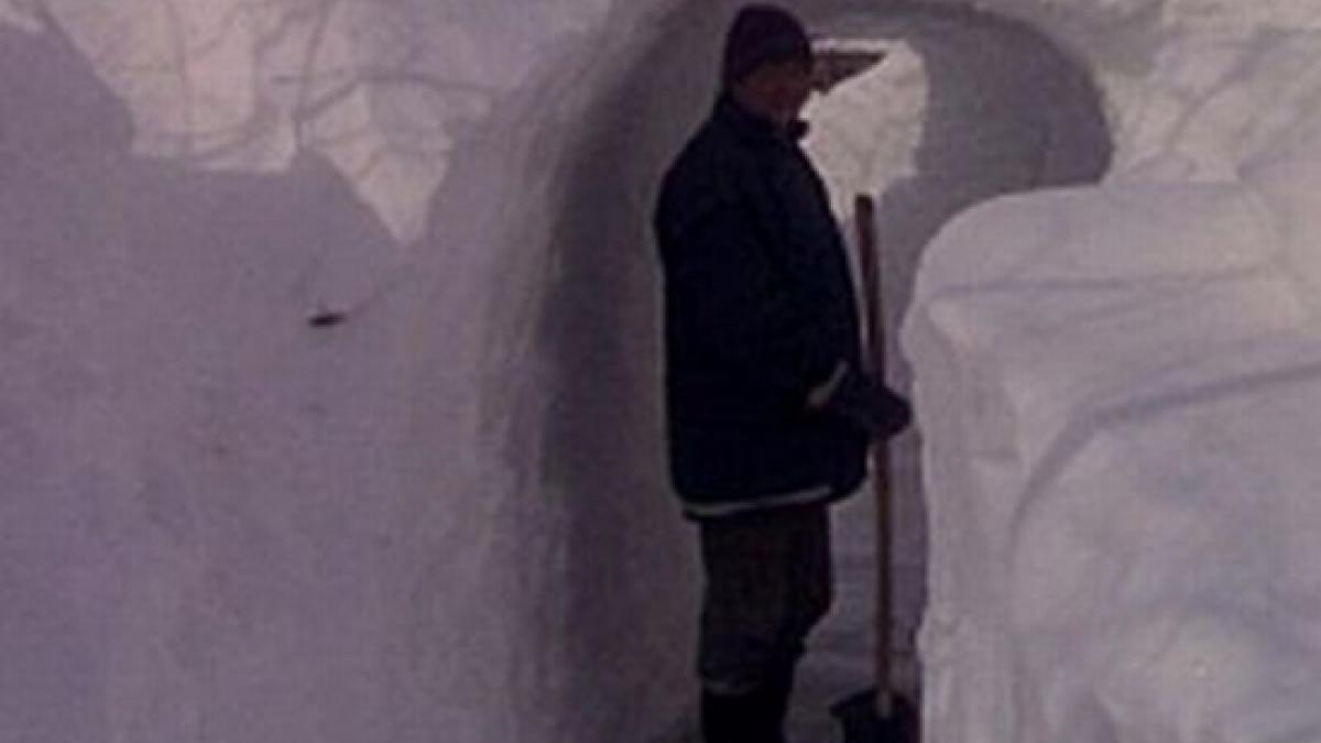 in vrancea oamenii fac fata cu greu viscolului vantul troieneste zapada si acopera din nou casele