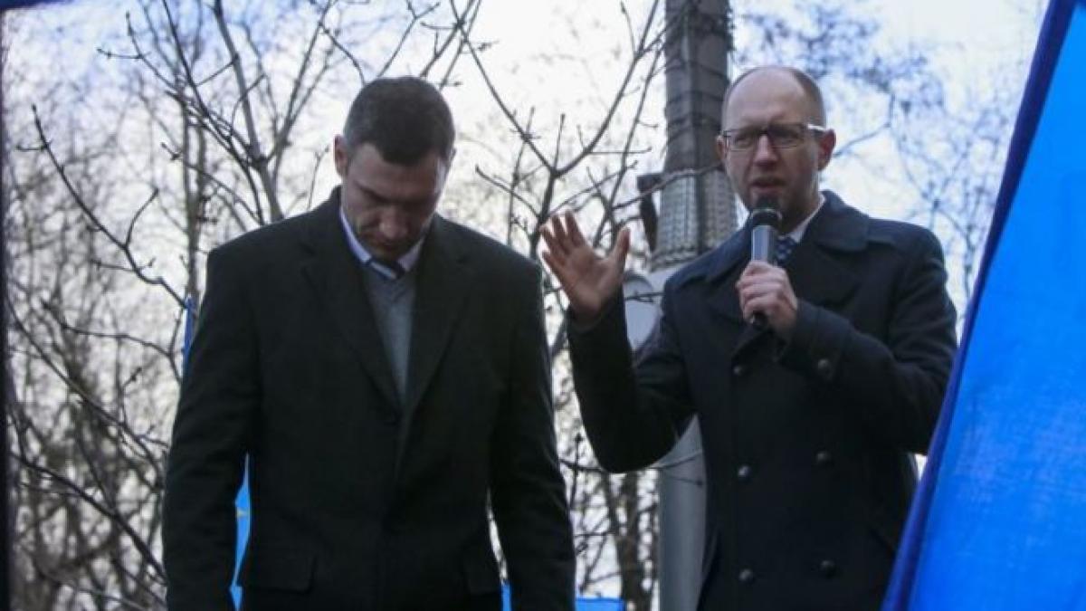 opozitia ucraineana se intalneste cu kerry si mccain rusia vede intrevederea ca pe un adevarat circ