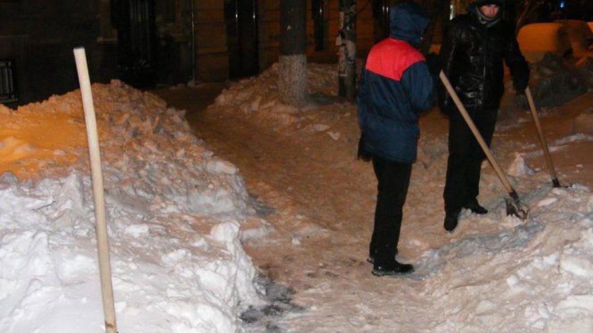 un student din grozavesti curata singur trotuarele de zapada in semn de protest