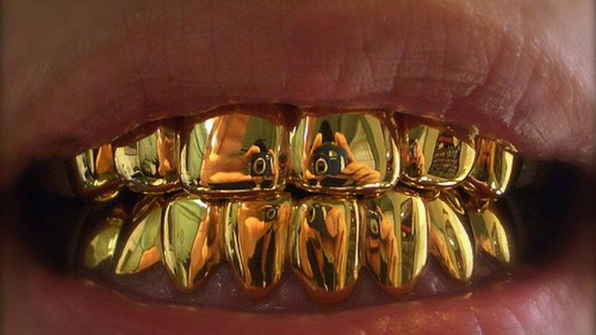 iar ne facem de ras trei romani filmati in timp ce furau dintii de aur ai mortilor