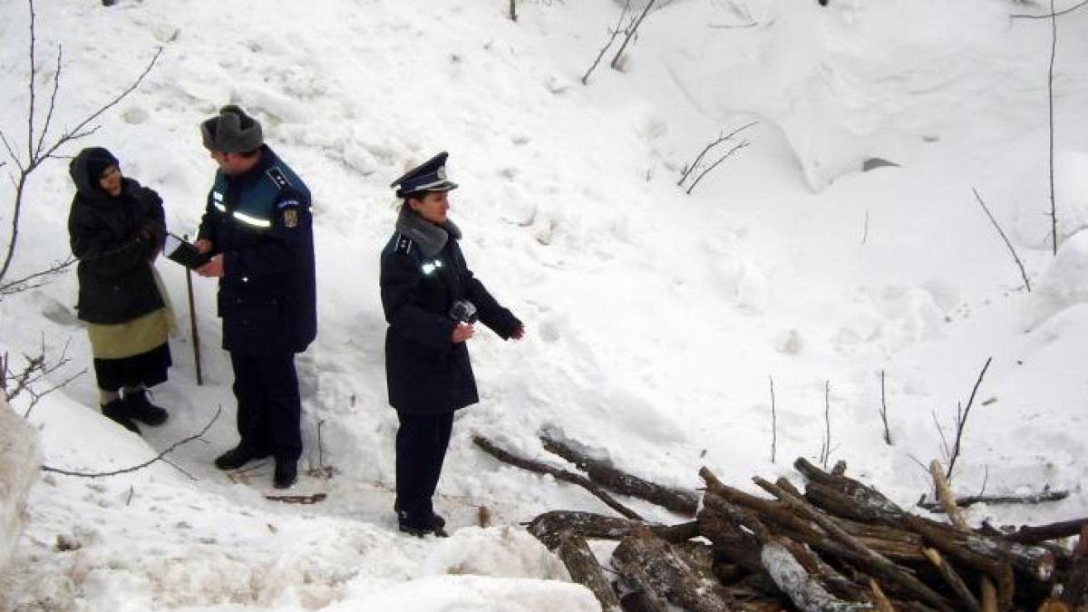 mai peste 5 000 de politisti pompieri si jandarmi intervin in zonele afectate de viscol