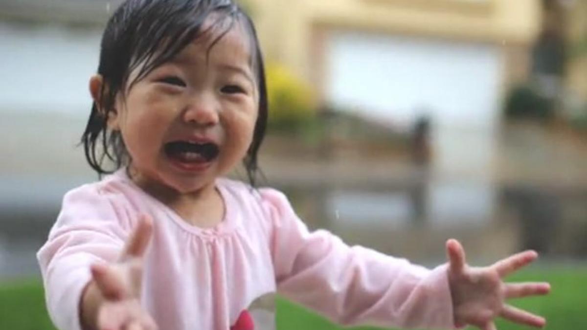 cum reactioneaza o fetita care simte pentru prima oara ploaia