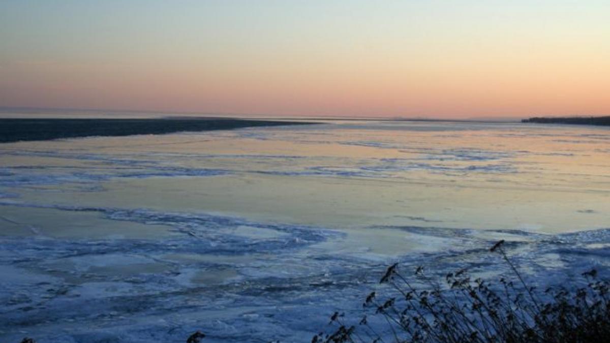 lacul sarat din braila s a transformat intr un imens patinoar