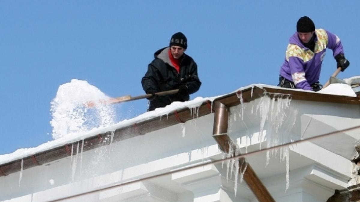 pericol urias dupa ninsorile de saptamana trecuta zapada cazuta de pe acoperisuri a distrus mai