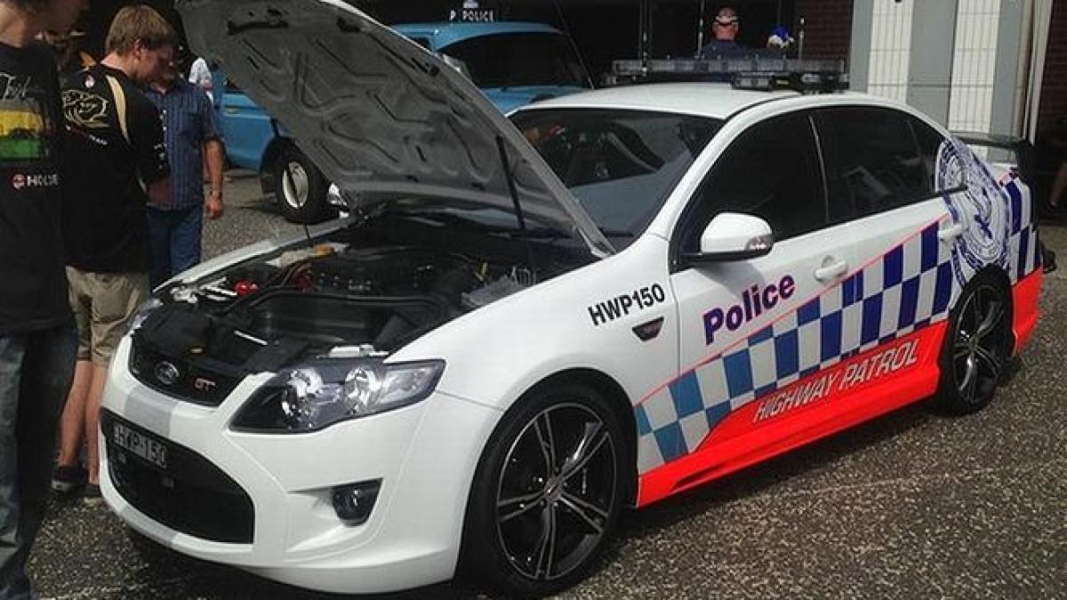 un politist australian si a stricat masina de patrulare alimentand cu un combustibil gresit