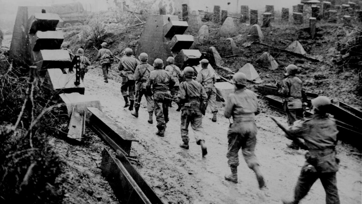 un fost ministru acuzat de crime de razboi ar fi torturat si ucis 21 de oameni