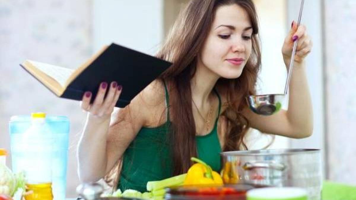 cat sta femeia romanca la cratita studiul care arata obiceiurile din casa ale romanilor