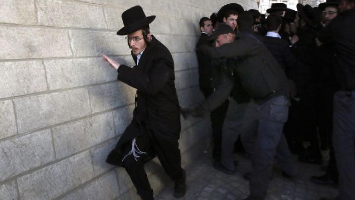 israel evreii ultra ortodocsi fug de armata si se bat cu politia pe strada