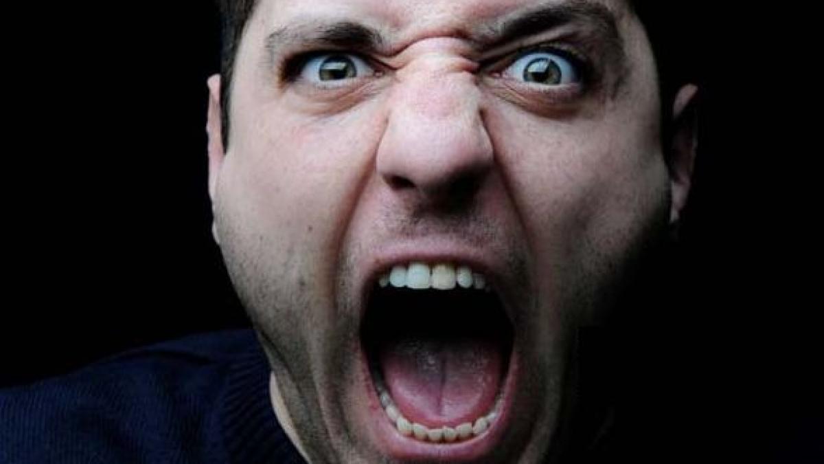 Un primar din Gorj, obligat să returneze sporul pentru înjurăturile şi scuipăturile primite de la alegători